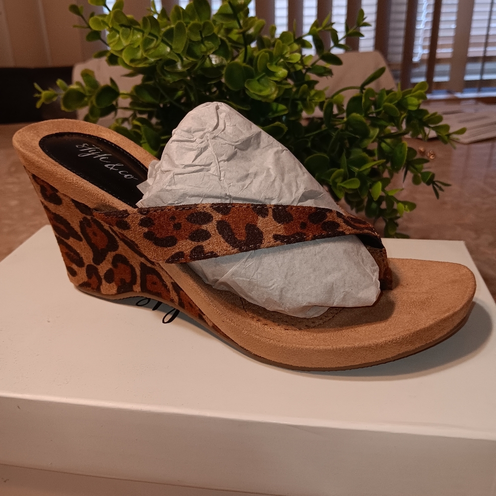 Woman open Leopard chicketleo